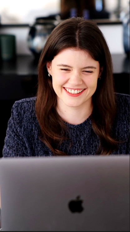 Filipa Osório a sorrir, a trabalhar no portátil